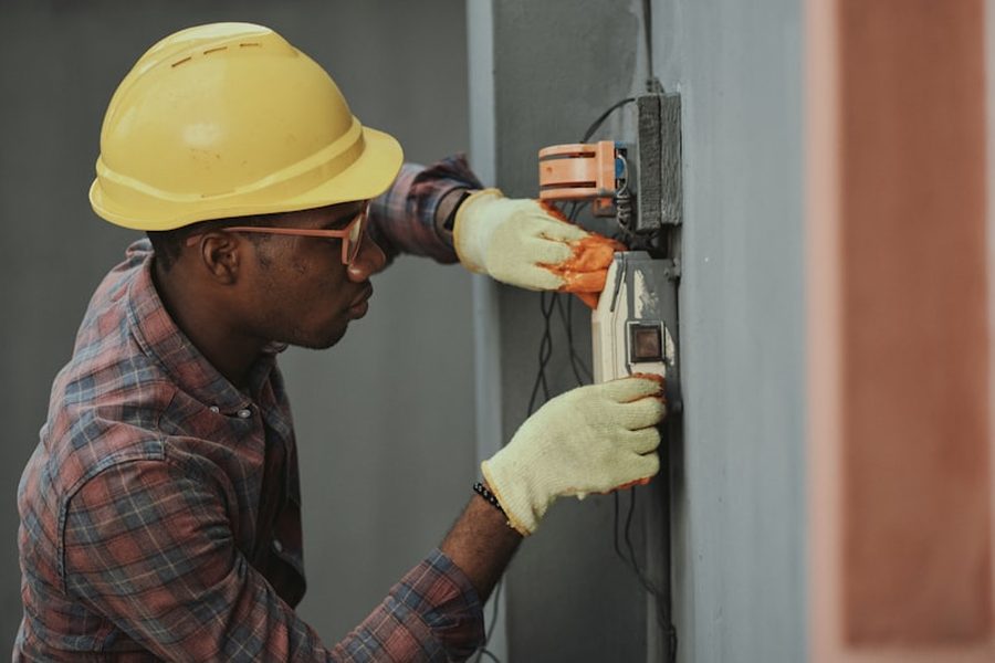 Un électricien au travail