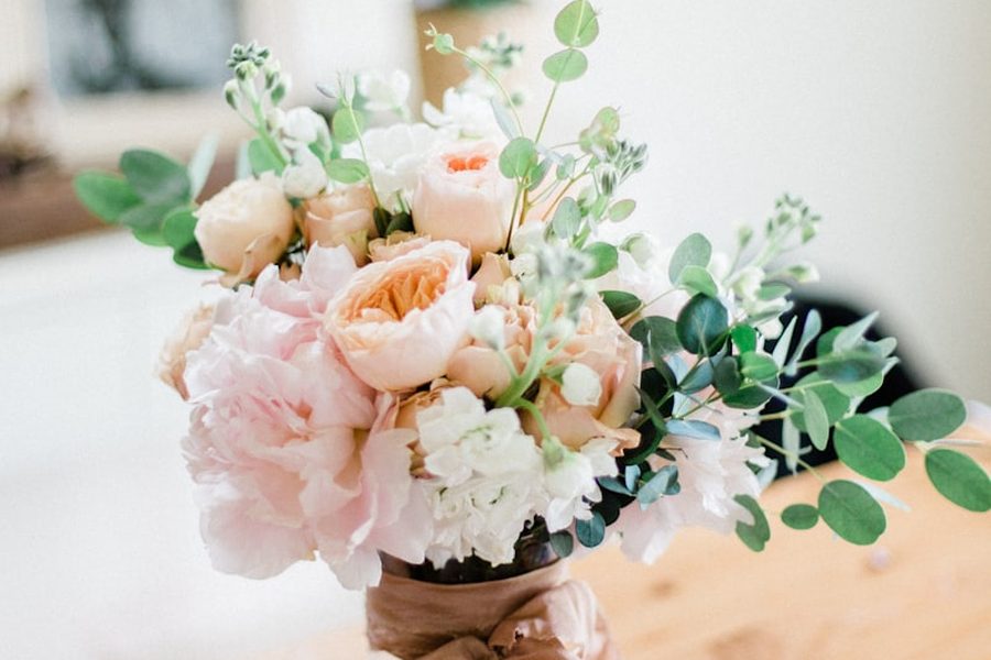 Une fleuriste au travail